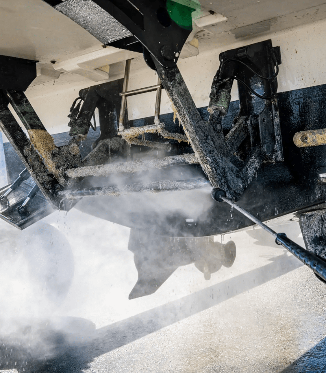 Boat hull cleaning with high-pressure water